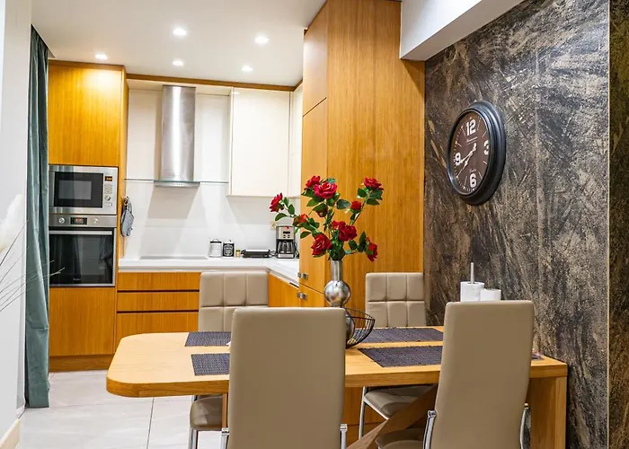 Premium Modern Penthouse Apartment *