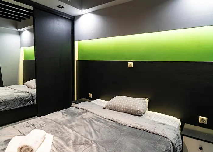 Premium Modern Penthouse Apartment *
